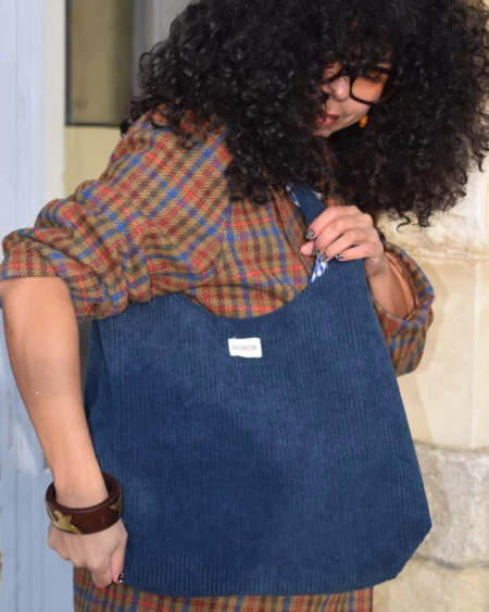 sac-hobo-iris-marine-detail-velours-cotele-moresk